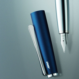Studio Imperial Blue Reservoarpenna Broad i gruppen Pennor / Fine Writing / Reservoarpennor hos Pen Store (101930)
