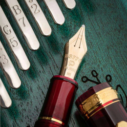 #3776 Century Reservoar Bourgogne Music nib i gruppen Pennor / Fine Writing / Reservoarpennor hos Pen Store (111643)