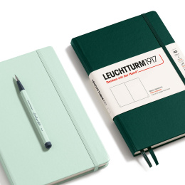 Notebook A5 Medium Forest Green i gruppen Papper & Block / Skriva och anteckna / Anteckningsböcker hos Pen Store (129427_r)