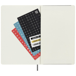 Kalender 18M Daily Soft Cover Large Black i gruppen Papper & Block / Kalendrar och almanackor / 18-månaderskalendrar hos Pen Store (130887)