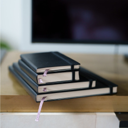 Kalender 18M Weekly Hard Cover Horisontell Pocket Black i gruppen Papper & Block / Kalendrar och almanackor / 18-månaderskalendrar hos Pen Store (135593)