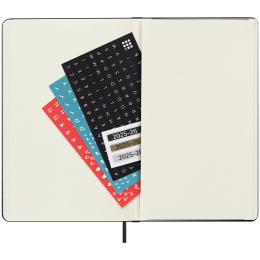 Kalender 18M Daily Hard Cover Large Black i gruppen Papper & Block / Kalendrar och almanackor / 18-månaderskalendrar hos Pen Store (135596)