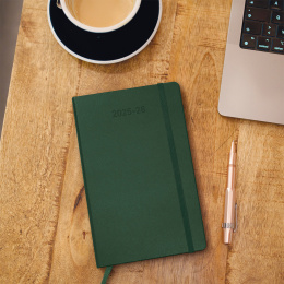 Kalender 18M WeekNote Soft Cover Large Myrtle Green i gruppen Papper & Block / Kalendrar och almanackor / 18-månaderskalendrar hos Pen Store (135603)
