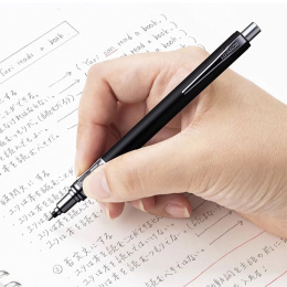 Stiftpenna Kuru Toga Advance 0,5 mm Svart i gruppen Pennor / Skriva / Stiftpennor hos Pen Store (135815)