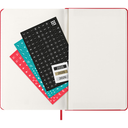 Kalender 12M Daily 2026 Hardcover Large Red i gruppen Papper & Block / Kalendrar och almanackor / 12-månaderskalendrar hos Pen Store (136084)