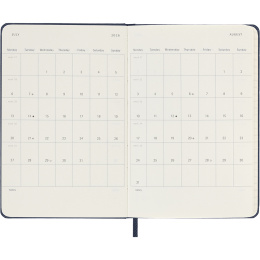 Kalender 12M Daily 2026 Hardcover Pocket Sapphire Blue i gruppen Papper & Block / Kalendrar och almanackor / 12-månaderskalendrar hos Pen Store (136095)