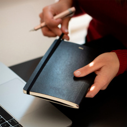 Kalender 12M Weekly Notebook 2026 Softcover Large Black i gruppen Papper & Block / Kalendrar och almanackor / 12-månaderskalendrar hos Pen Store (136111)