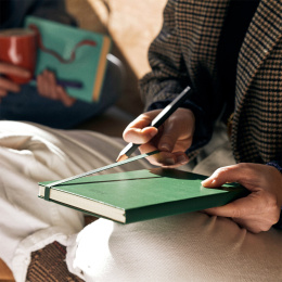 Kalender 12M Weekly Notebook 2026 Hardcover Large Myrtle Green i gruppen Papper & Block / Kalendrar och almanackor / 12-månaderskalendrar hos Pen Store (136112)