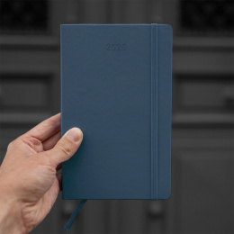 Kalender 12M Weekly Notebook 2026 Softcover Large Sapphire Blue i gruppen Papper & Block / Kalendrar och almanackor / 12-månaderskalendrar hos Pen Store (136114)