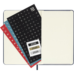 Kalender 12M Weekly Notebook 2026 Hardcover Pocket Sapphire Blue i gruppen Papper & Block / Kalendrar och almanackor / 12-månaderskalendrar hos Pen Store (136125)