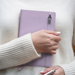 Kalender 12M Daily 2026 Hardcover Large Pastel Lilac i gruppen Papper & Block / Kalendrar och almanackor / 12-månaderskalendrar hos Pen Store (136133)