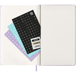 Kalender 12M Daily 2026 Hardcover Large Pastel Lilac i gruppen Papper & Block / Kalendrar och almanackor / 12-månaderskalendrar hos Pen Store (136133)