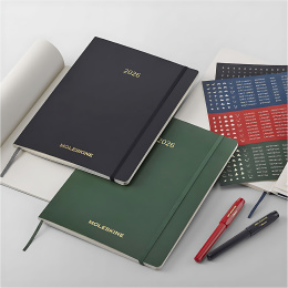 Kalender 12M Weekly Vertical 2026 Essential Softcover XXL Myrtle Green i gruppen Papper & Block / Kalendrar och almanackor / 12-månaderskalendrar hos Pen Store (136135)