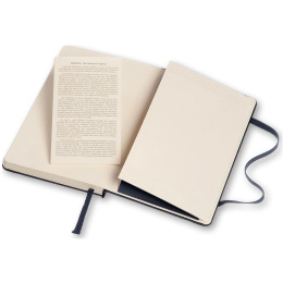 Classic Hard Cover Notebook Pocket Blue Linjerad i gruppen Papper & Block / Skriva och anteckna / Anteckningsböcker hos Pen Store (136825)