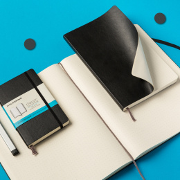 Classic Soft Cover Notebook Large Blue Dotted i gruppen Papper & Block / Skriva och anteckna / Anteckningsböcker hos Pen Store (136828)