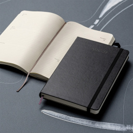 Kalender 18M Weekly Hard Cover Horisontell Large Black i gruppen Papper & Block / Kalendrar och almanackor / 18-månaderskalendrar hos Pen Store (137014)
