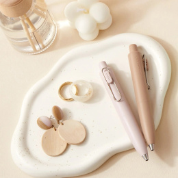 Kulpenna One P Peach Milk i gruppen Pennor / Fine Writing / Kulspetspennor hos Pen Store (137067)