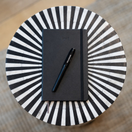 Kalender 12M Weekly Vertical 2027 Hardcover Large Black i gruppen Papper & Block / Kalendrar och almanackor / 12-månaderskalendrar hos Pen Store (137470)