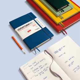 Kalender Weekly Planner & Notebook 2027 A5 Sage i gruppen Papper & Block / Kalendrar och almanackor / 12-månaderskalendrar hos Pen Store (137519)
