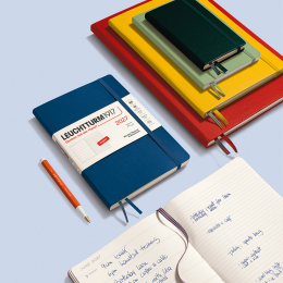 Kalender Weekly Planner & Notebook 2027 A5 Sage i gruppen Papper & Block / Kalendrar och almanackor / 12-månaderskalendrar hos Pen Store (137519)