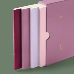Kalender Quarterly Planner 2027 Shades of Green i gruppen Papper & Block / Kalendrar och almanackor / 12-månaderskalendrar hos Pen Store (137525)
