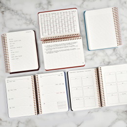 Kalender 2027 A6 Weekly Coffee i gruppen Papper & Block / Kalendrar och almanackor / 12-månaderskalendrar hos Pen Store (138271)