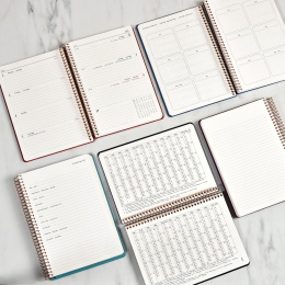 Kalender 2027 A5 Weekly Guava Pink i gruppen Papper & Block / Kalendrar och almanackor / 12-månaderskalendrar hos Pen Store (138276)