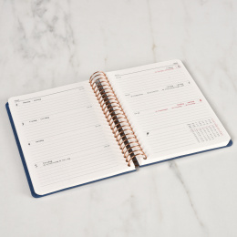 Kalender 2027 A6 Weekly Berry i gruppen Papper & Block / Kalendrar och almanackor / 12-månaderskalendrar hos Pen Store (138281)