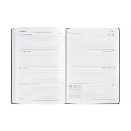 Kalender Björn 2027 A5 Weekly Horisontell Tranbärsröd i gruppen Papper & Block / Kalendrar och almanackor / 12-månaderskalendrar hos Pen Store (138289)