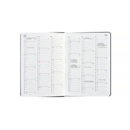 Kalender Björn 2027 A6 Weekly Horisontell Tranbärsröd i gruppen Papper & Block / Kalendrar och almanackor / 12-månaderskalendrar hos Pen Store (138290)